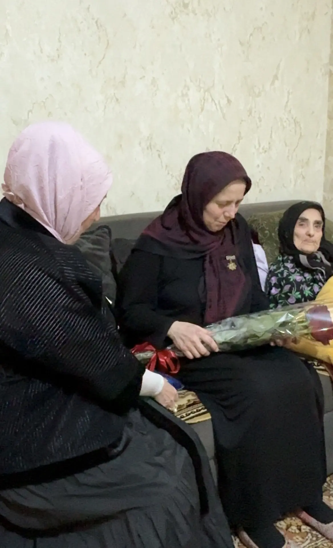 В преддверии 8 Марта сотрудники Территориального управления социальной защиты населения поздравили матерей, воспитавших защитников Отечества